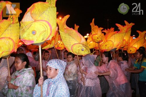 Lễ hội Trung thu Phan Thiết đã được công nhận là lễ hội rước đèn lớn nhất Việt Nam, thu hút sự quan tâm và đón xem của đông đảo khách du lịch trong nước và ngoài nước khi đến với thành phố biển Phan Thiết. Năm nay, lễ hội có 29 cộ đèn khổng lồ, 2.480 lồng đèn nhỏ với 3.500 học sinh, giáo viên tham gia diễu hành. Ngoài người dân Phan Thiết, khoảng 9.000 du khách trong và ngoài nước cũng tham gia lễ hội. Ảnh: Trời mưa không làm vơi sự háo hức rước đèn của các em học sinh